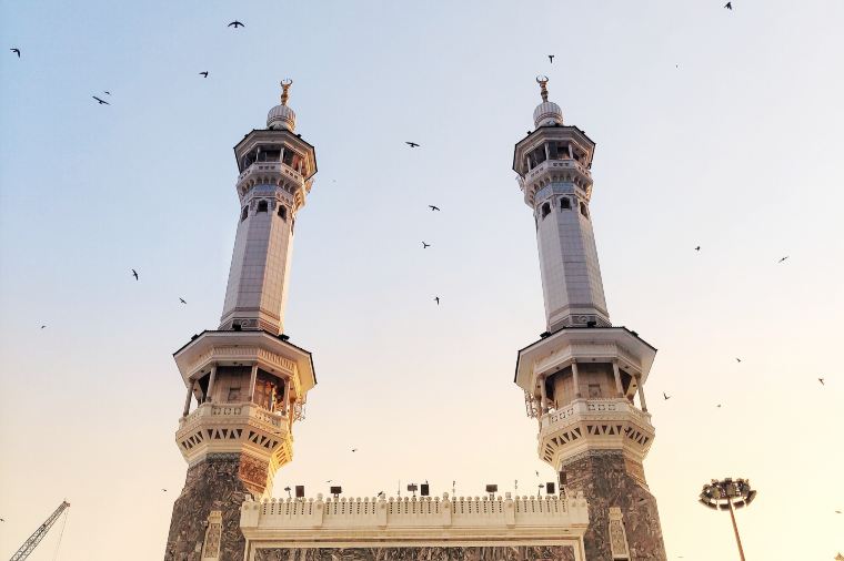 Perbedaan Mengurus Visa Umrah Lewat Agen Resmi vs. Secara Mandiri