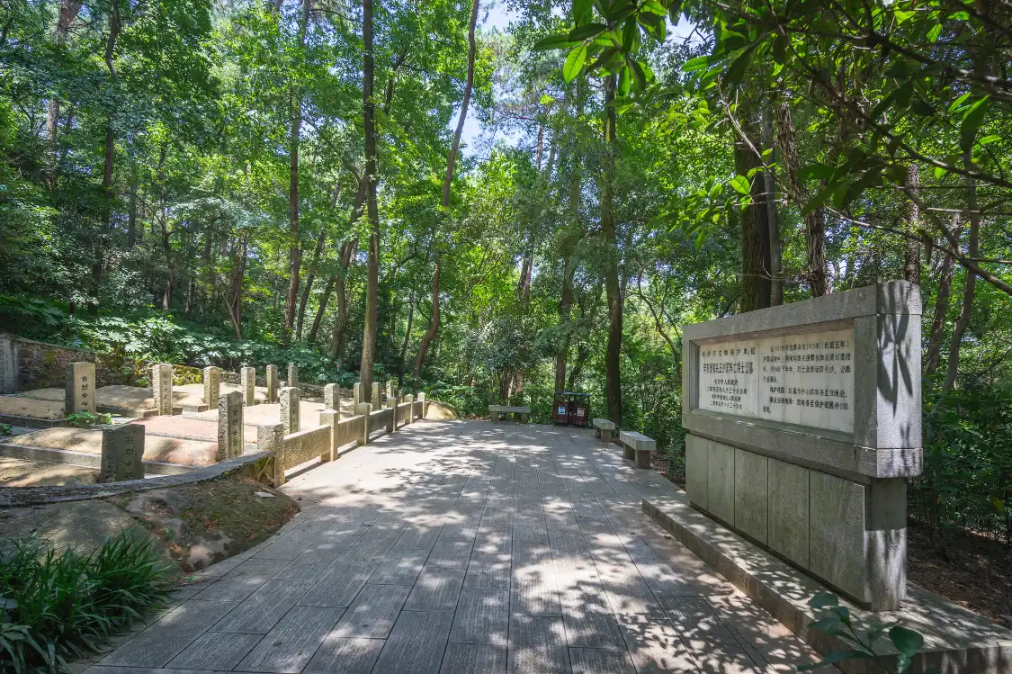 Hotels near The Cemetery of the Officers and Soldiers Who Died in Hubei during the 1911 Wuchang Uprising and the 1916 Nation Protection War