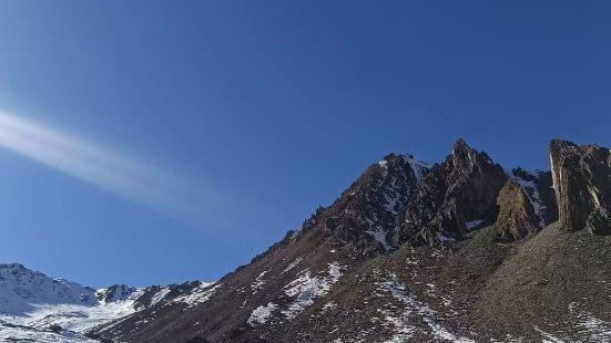 四姑娘巴郎山是登山好地方，是体力和毅力的挑战，冲顶时全是超过