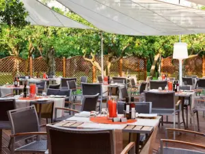 L'Orangerie Poolside Bar & Restaurant