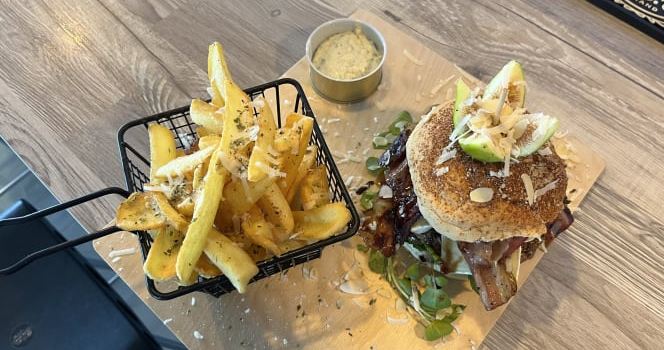 Eight Lounge - Food & Drinks