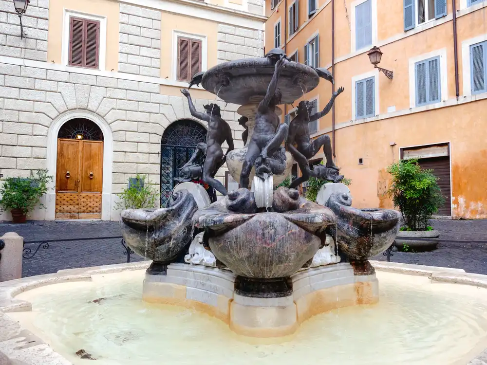 Turtle Fountain 주변 호텔