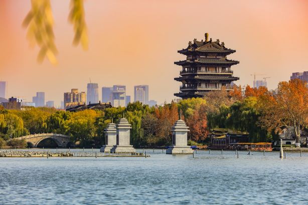 Daming Lake Scenic Area - Chaoran Pavilion