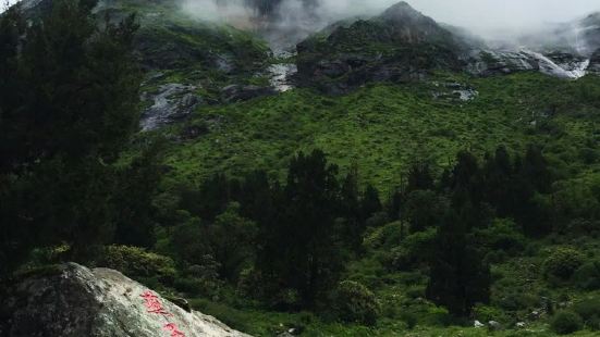 燕子岩窩，海拔有3837米，因為這裡有燕子在岩壁上安家而得名
