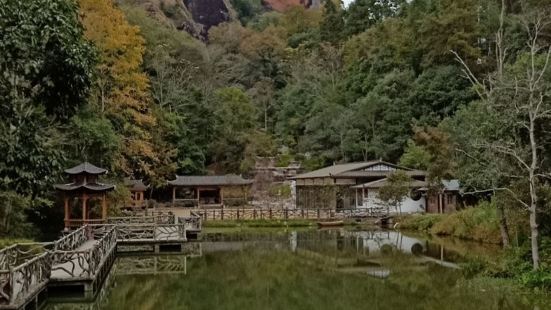 乘坐游船游览泰宁大金湖，第一站就是甘露岩寺。甘露岩寺位于泰宁