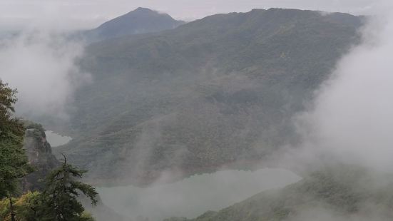 这是一座围坝而成的大型水库，位于道教名山崆峒山后山，四周群山