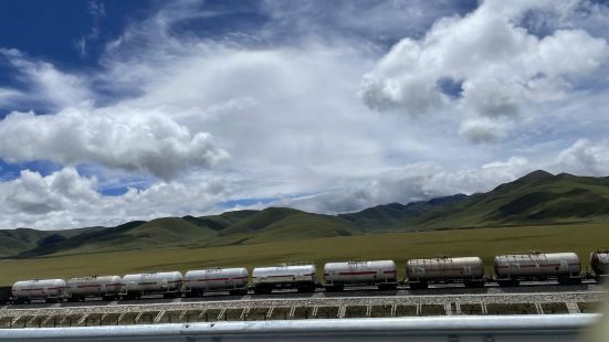 第一条到西藏的铁路，被称为天路。有机会一定要坐一下火车去西藏