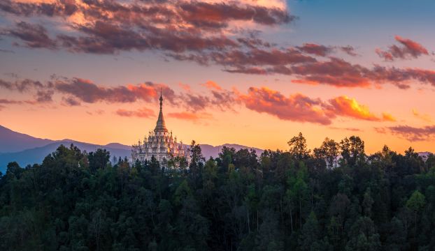 Sightseeing vid solnedgång i Mangshi