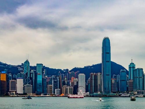 香港入境政策更新，8月初擬推「紅黃碼」 縮短檢疫日數至「5+2」