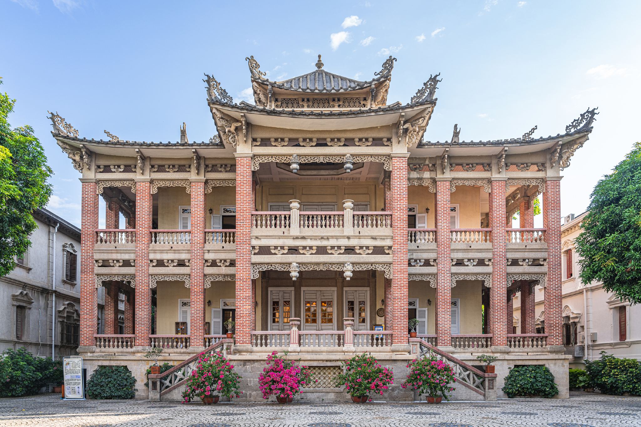 Half-day private tour of Xiamen, Fujian: Gulangyu Island, Haitang Villa – Immerse yourself in historical architectural art.