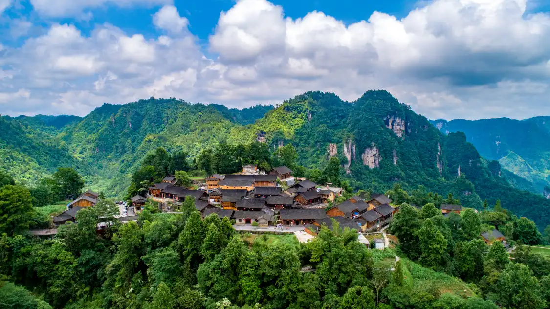 Hotels near Shibadong Village (the Village of 18 Caves)