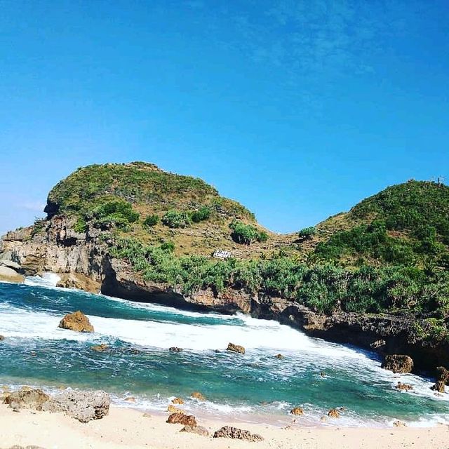 Enjoy sightseeing at Sembukan beach