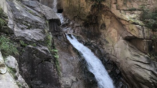 潮音瀑位于青岛崂山北九水景区内九水的尽处，岩壁上的&ldqu