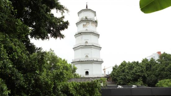 从古城墙一端的登山公路上山可以看到一座宏伟的定光寺，寺庙始建