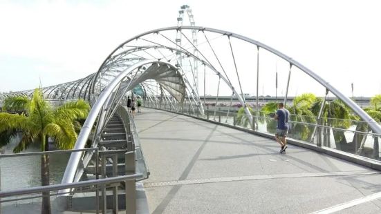 双螺旋桥是一座很设计新颖的艺术桥梁，两个螺旋结构组成了桥身整
