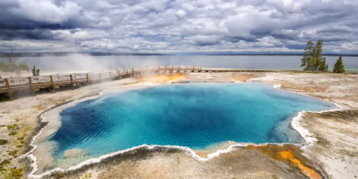 西拇指間歇泉盆地