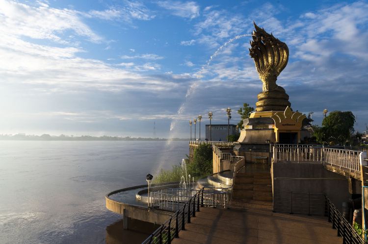 Compare 5 airports near Nakhon Phanom