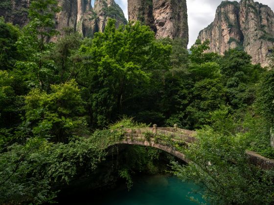 Ningbi Pond, Guohe Bridge, and Guohe Pavilion