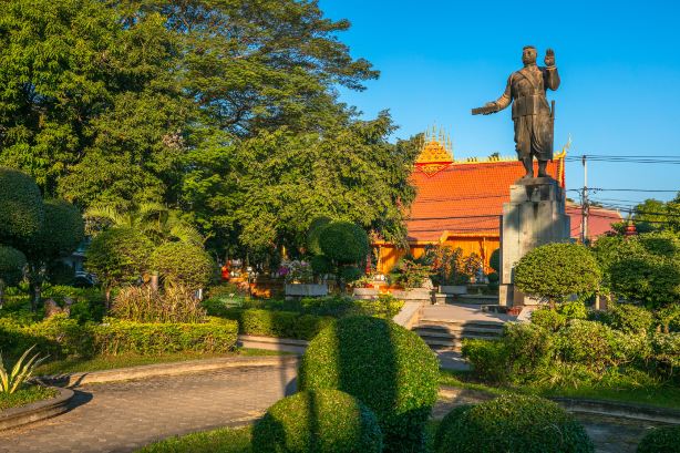 King Sisavangvong Statue