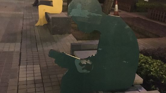 香港大会堂外的空地、展场馆的侧面，就是爱丁堡广场（Edinb