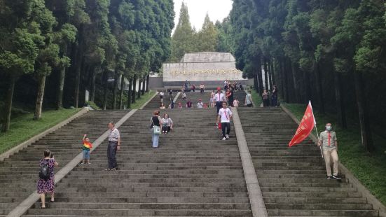 井冈山革命烈士陵园于1987年始建，同年10月建成并开放参观
