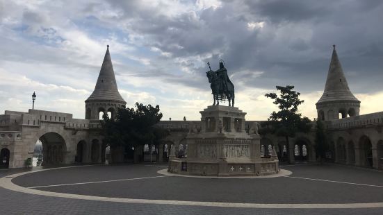 这座圣伊什特万的雕像位于布达佩斯的布达一侧，渔人堡帮广场的正