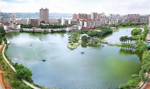 潘塘公园园被蝶山二路分为个部分，东边为可亲水游玩的区域，