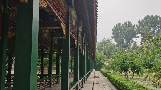 達活泉公園一年四季景色宜人！綠樹成蔭，百花盛開！有橋有湖，遊