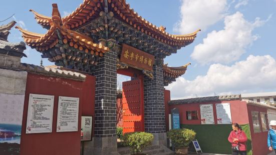 安寧文廟位於昆明市安寧市區內，安寧文廟大成殿為元代木結構建築