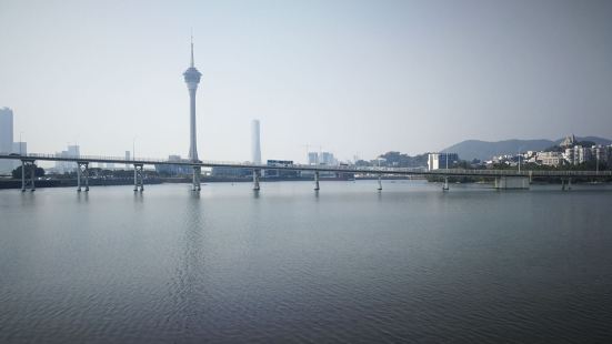 南湾人工湖填海造地工程,是澳门1992年7月正式动工的大型建