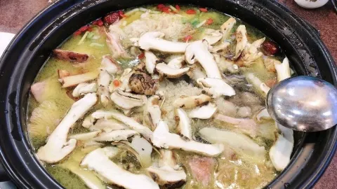 Mo suo ren jia jun xiang chicken.stone fish in 寧蒗