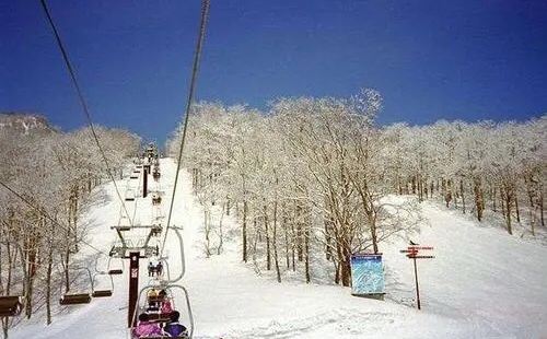 手稻山安滑雪场是日本札幌的一个很著名的独家滑雪胜地，有着完善