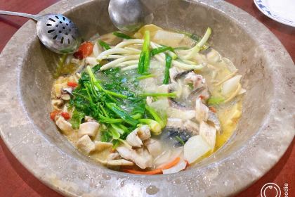 Yaoji Fuxian Lake Signature Stone Pot Fish Restaurant