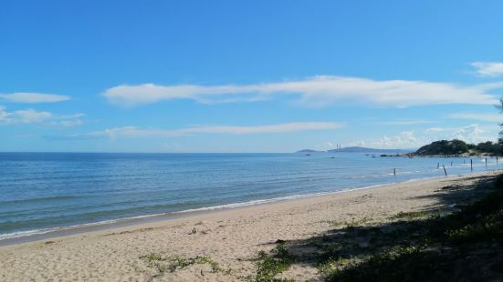 南山湾是汕头市濠江区一个开放式的海滩，海岸线很长，景色不错，