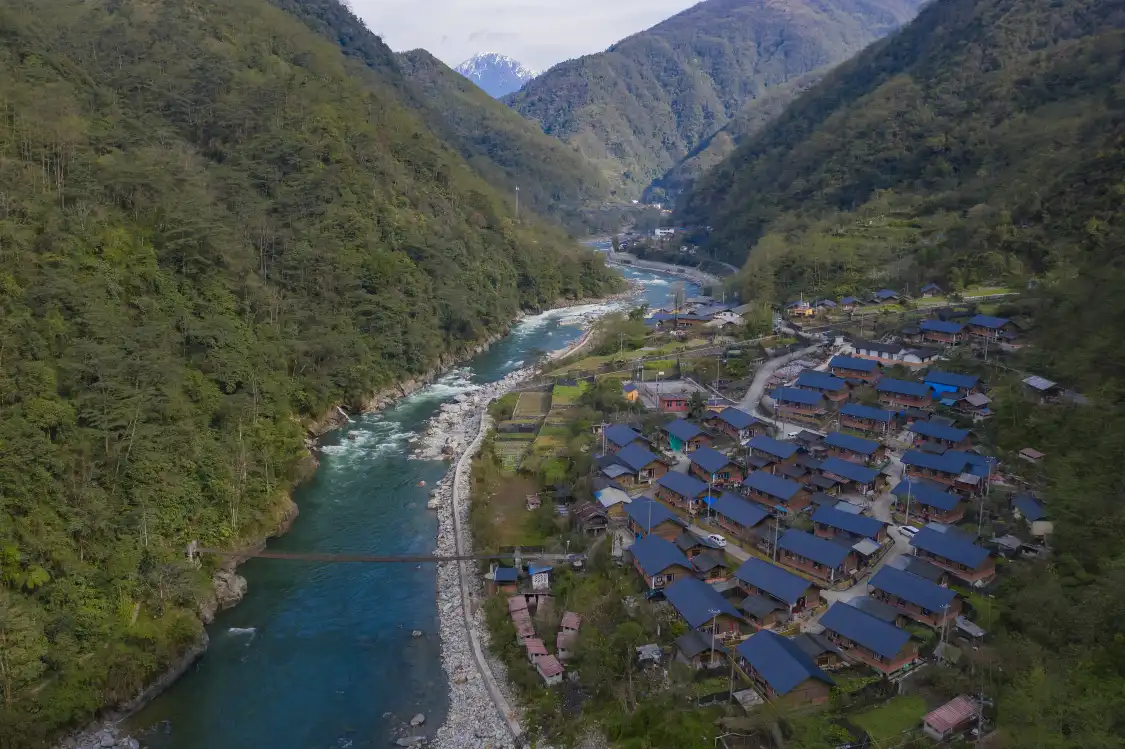 Hotels near Dulong River