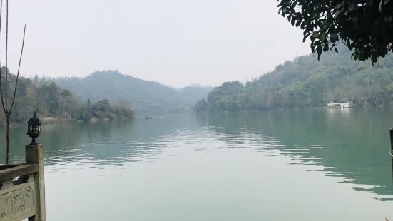 在都江堰的莲花湖景区，小众景点，人少，很清静的地方，很适合天