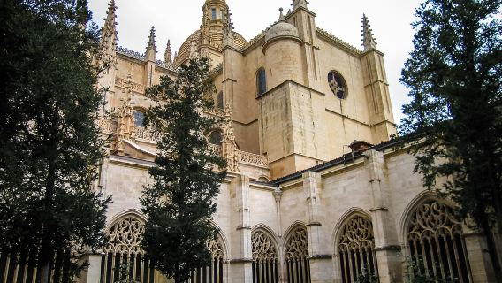 Tagesausflug Avila + Altstadt von Segovia (Hin- und Rückfahrt Madrid, Englisch-/Spanischsprachig)