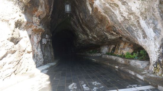 溶洞位于波斯托伊那市，是欧洲第二大溶洞。溶洞全长27公里，洞
