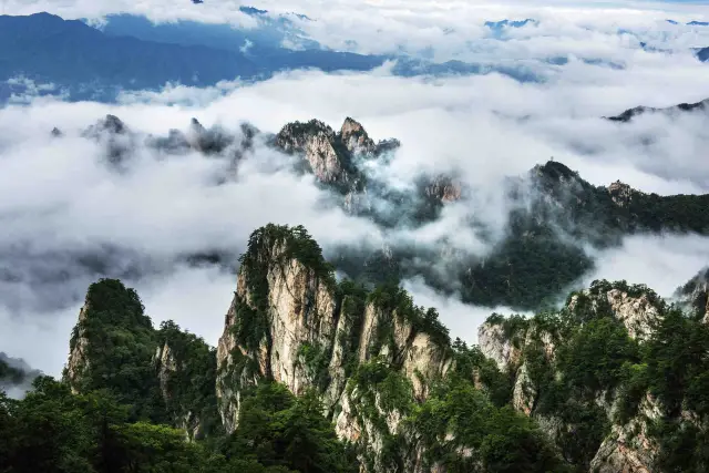 Sea of Clouds in Luoyang