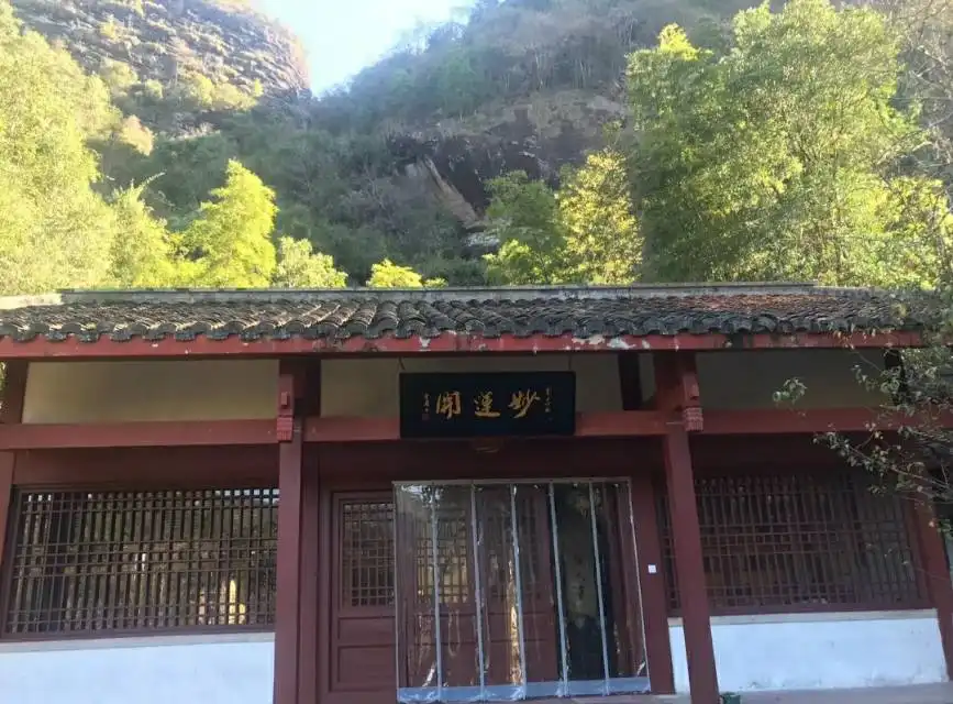 Hotels near Lotus Peak