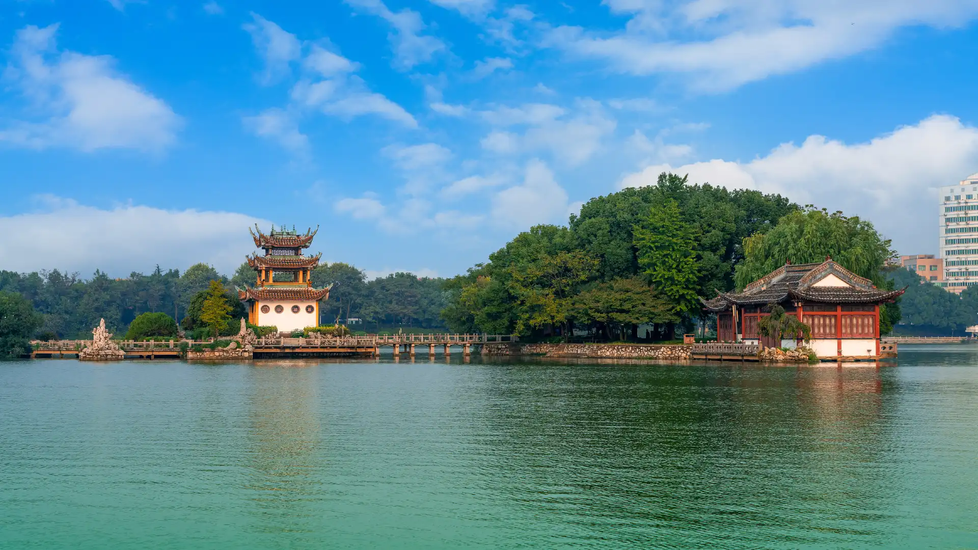 Hotels near Tianjing Lake Park
