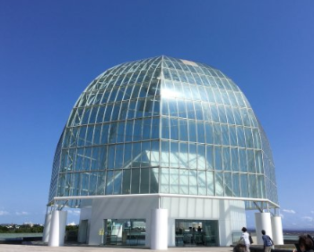 建筑入口就很美，玻璃顶建筑周围无边水池连着东京湾的海面，天气