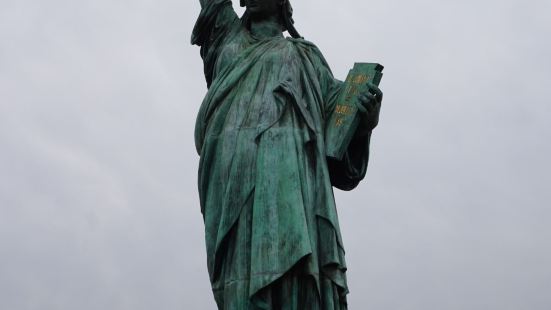 世上共有3座自由女神像，美國紐約的～是法國人民捐贈的，法國巴