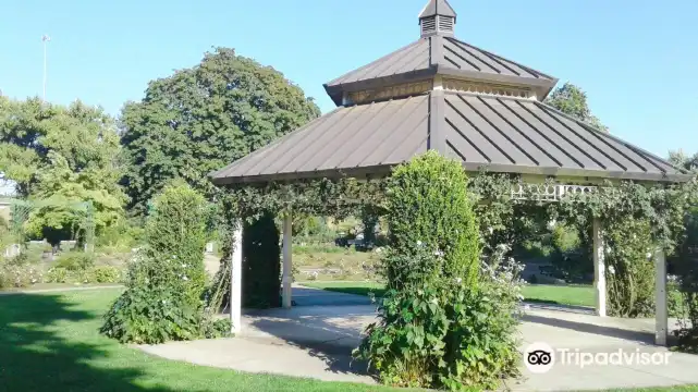 Hotels near Owen Rose Garden