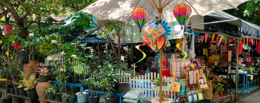 Wat Saphan Floating Market