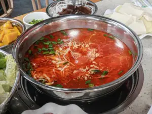 黄亨红布依特色酸笋鱼庄(桔山分店)