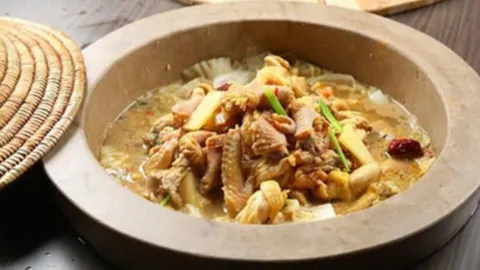 诗酒田园生态蒸汽石锅鱼石锅鸡 in 寧蒗