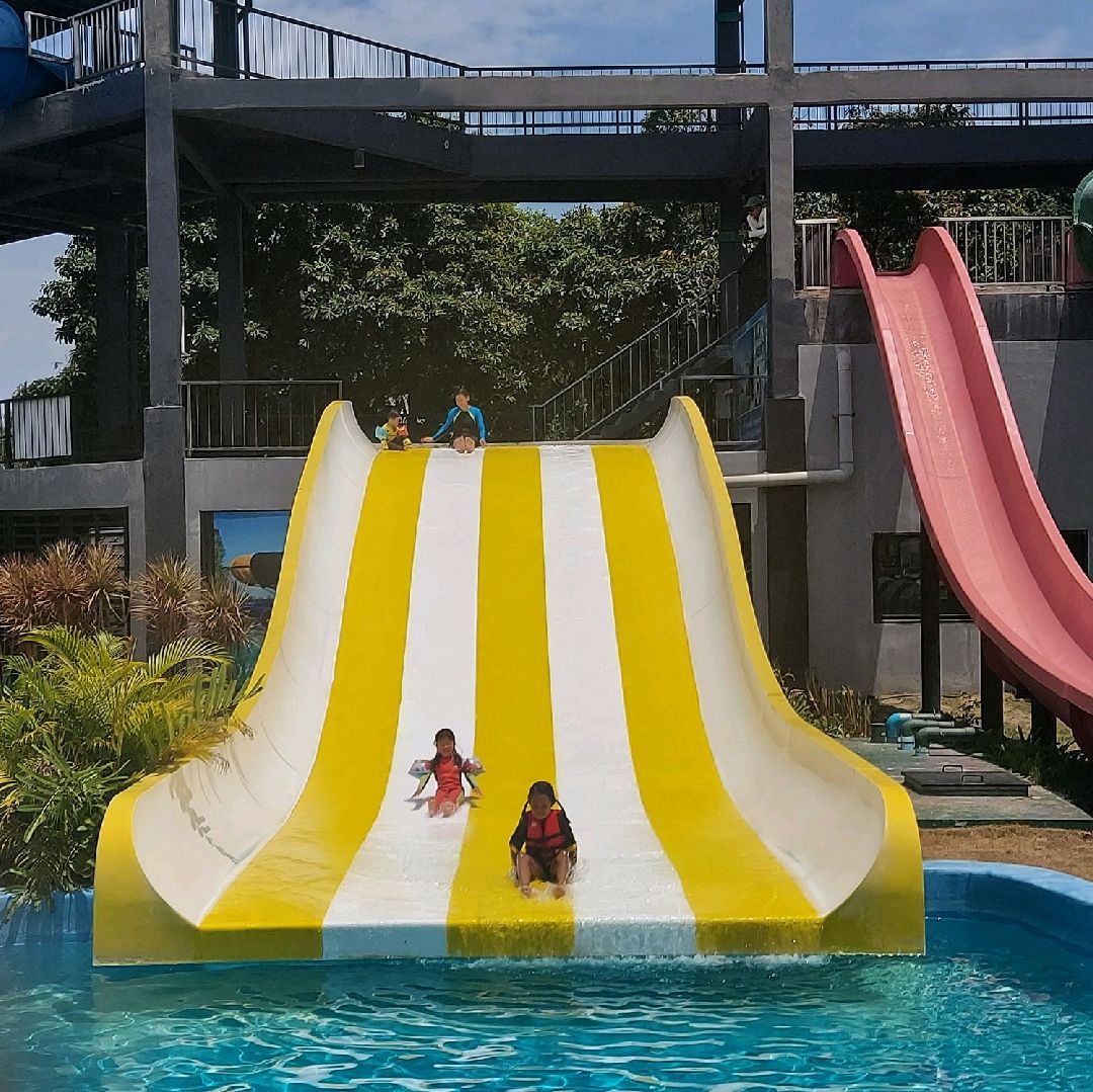 Black Mountain Water Park is a large water park designed to blend in with the nature of the mountains and is not far from Hua Hin town, just 15 minutes from Hua Hin. There are many types of rides and it also has very high safety standards. There are 9 types of slides designed for different types of fun and cover all genders. There are also various swimming pools such as the artificial wave pool that creates the strongest waves in Thailand, a whirlpool, a large swimming pool with a view of nature at its best, and a children's pool designed to truly fulfill the happiness of a family vacation. Open from 10:00 a.m. to 4:00 p.m. every day. #Songkran attractions 
#Songkran attractions