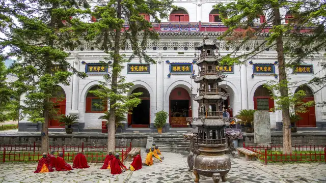 Hotels near Xiantong Temple