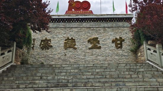 理县是藏族羌族居住区，有甘堡藏寨，桃坪羌寨，甘堡离县城只有几
